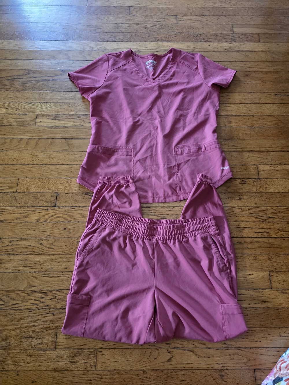 Women's Greys Anatomy Evolve Scrub Set - V-Neck Top & Elastic Waist Pants